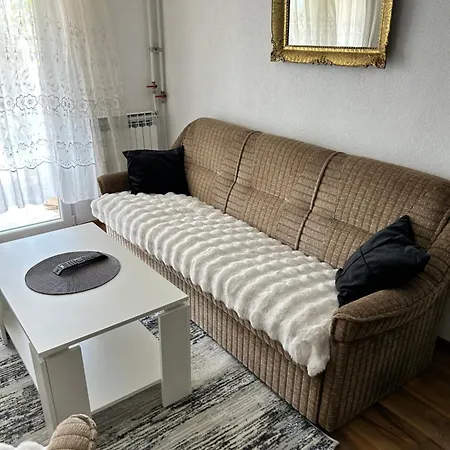 Mia Ostanak kod kuće *